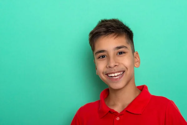 Портрет Молодого Усміхненого Хлопчика Підлітка Червоній Сорочці Зеленому Фоні Студії — стокове фото