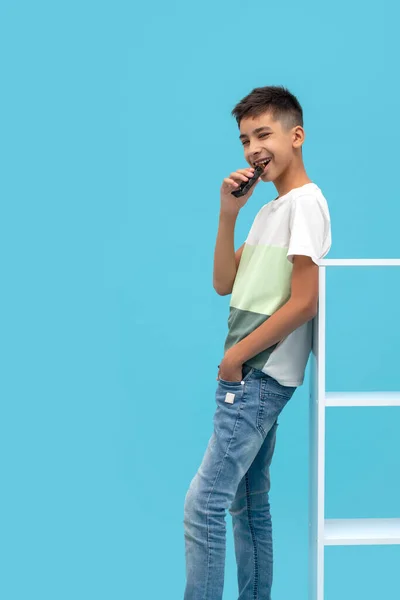 Media Longitud Retrato Joven Adolescente Sonriente Con Camisa Blanca Comiendo — Foto de Stock