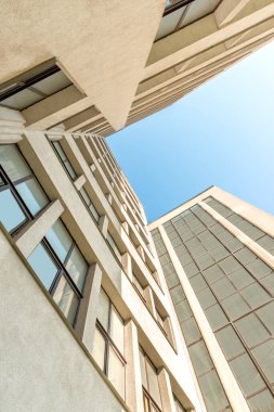 Çok katmanlı mimari tarımlı bir Avrupa binası cephesi