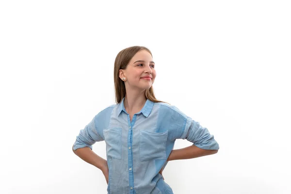 Tailliertes Porträt Eines Halbwüchsigen Mädchens Mit Langen Hellen Streifen Jeans — Stockfoto