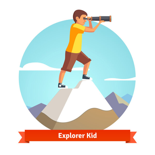 Юный подросток на вершине горы
