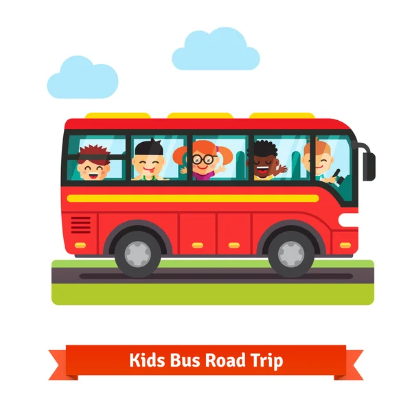 Crianças felizes viajando no ônibus vermelho —  Vetores de Stock