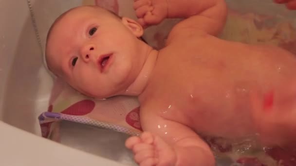 Mamma tvättar en baby i badrummet — Stockvideo