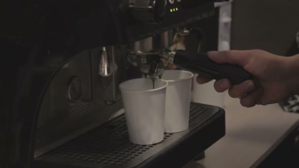 Fille prépare le café dans la machine à café — Video