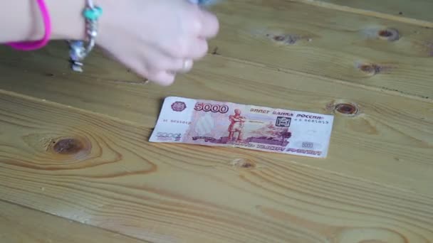 Počítání peněz na dřevěný stůl — Stock video