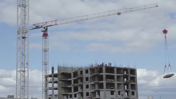 Строители на крыше нового здания, кран — стоковое видео