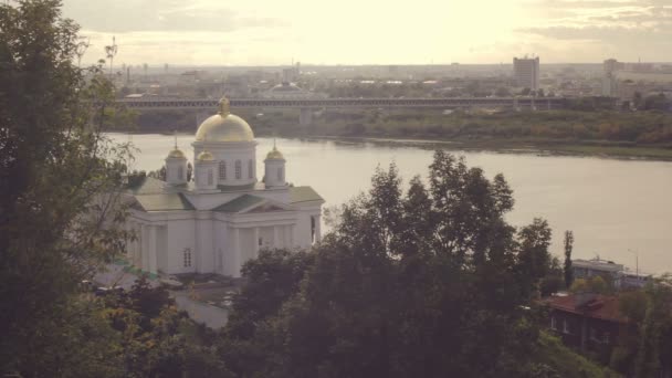 Iglesia en el fondo de un puente de carretera — Vídeo de stock