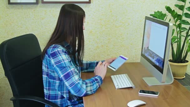 Jente på kontor med datamaskin – stockvideo