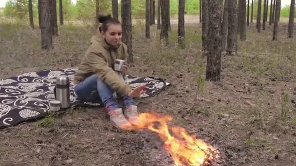 Девушка в лесу возле костра — стоковое видео