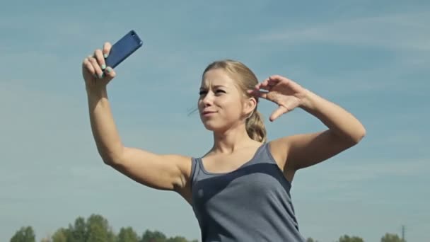 Hermosa chica haciendo selfie — Vídeos de Stock