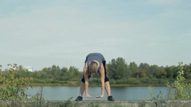 Genç kız sokakta spor egzersizleri yapıyor