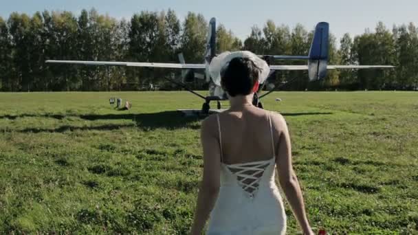 Bride goes to the old aircraft — Stock Video