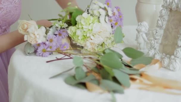 Vacker flicka plockar blommor i en bukett — Stockvideo