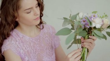 Çiçekçi toplamak güzel buket çiçek