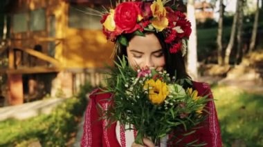 Güzel Rus kız ile bir buket çiçek kameraya bakıyor. Yakın çekim