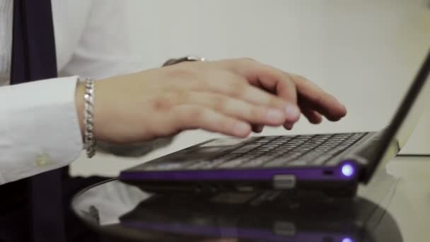 Pria berbaju putih mengetik di laptop. — Stok Video