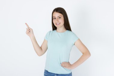 Mutlu genç kadın ürün için işaret