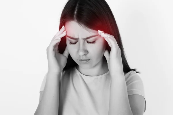 Una foto de una joven adulta con dolor de cabeza — Foto de Stock