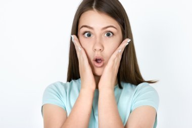 Genç sürpriz hafif kahverengi saçlı kadın