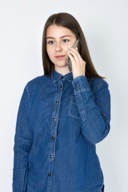 Genç bir cep telefonu kullanarak kahverengi saçlı Bayan ışık