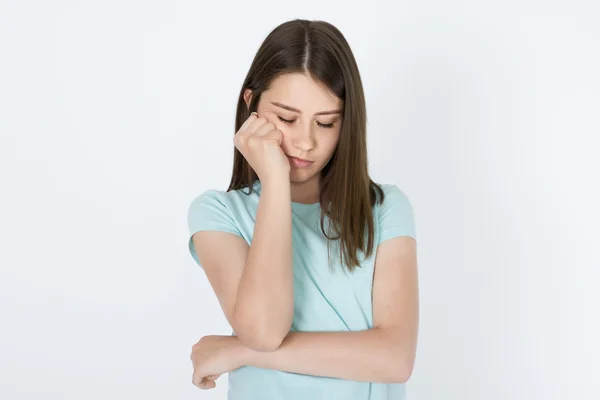 Una joven cansada con los ojos cerrados — Foto de Stock