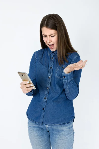 Sinirli genç hafif kahverengi saçlı kadın