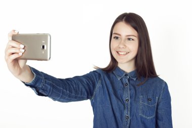 Selfie zaman. Işık gülümseyen genç kahverengi saçlı Bayan selfie yapıyor 