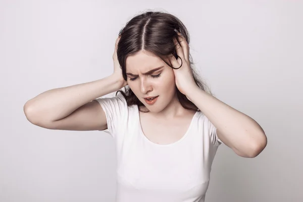 Una foto de una mujer joven adulta con migraña con dolor de cabeza sobrecargado de trabajo y estrés — Foto de Stock