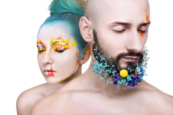 Retrato de uma mulher e homem com maquiagem colorida criativa — Fotografia de Stock