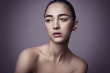 Doğal makyaj ile kız