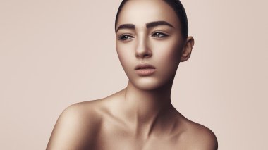 Doğal makyaj ile kız