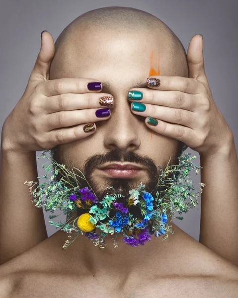 Adam yaratıcı makyaj ve sakalını çiçeklenir