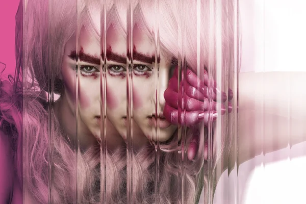 Yaratıcı pembe ile kız makyaj