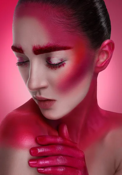 Дівчина з креативним рожевим макіяжем — стокове фото