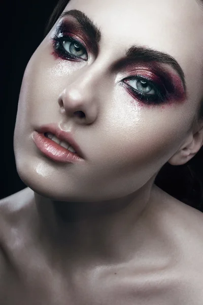 Chica con creativo púrpura maquillaje —  Fotos de Stock