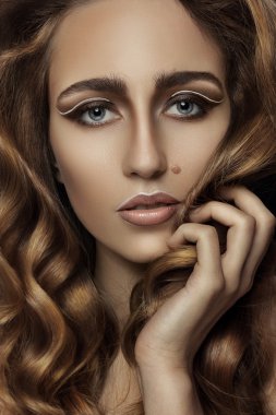 Yaratıcı doğal makyaj ve bukleler ile kız