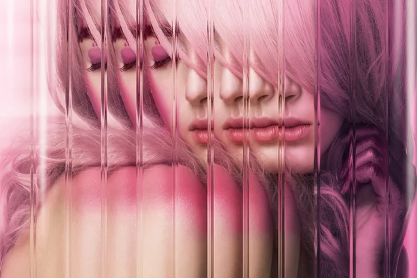 Дівчина з креативним рожевим макіяжем — стокове фото