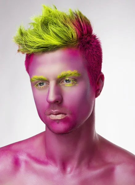 Mann mit kreativem rosa Make-up — Stockfoto