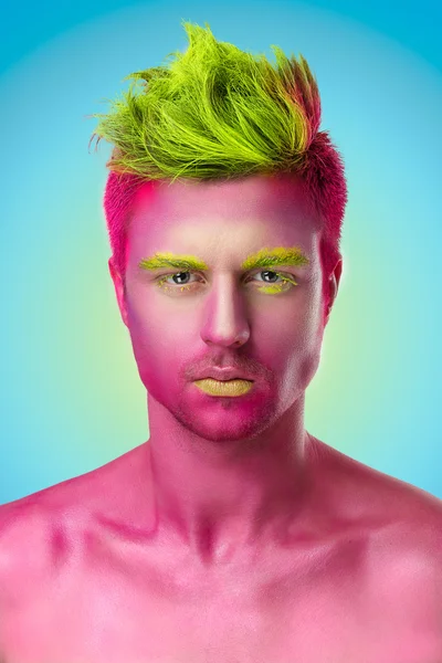 Yaratıcı pembe adamla makyaj