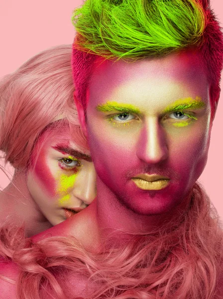 Homem e menina com criativo rosa compõem — Fotografia de Stock