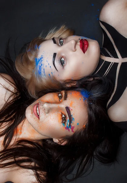 Parlak yaratıcı makyaj ile iki kız