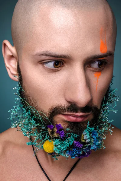 Портрет чоловіка з креативним барвистим макіяжем — стокове фото
