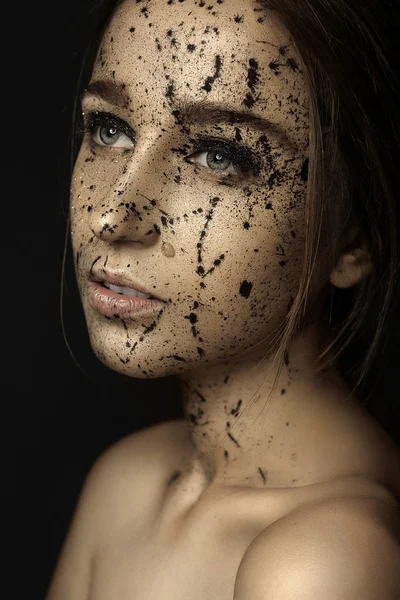 Девушка с творческим макияжем с брызгами — стоковое фото