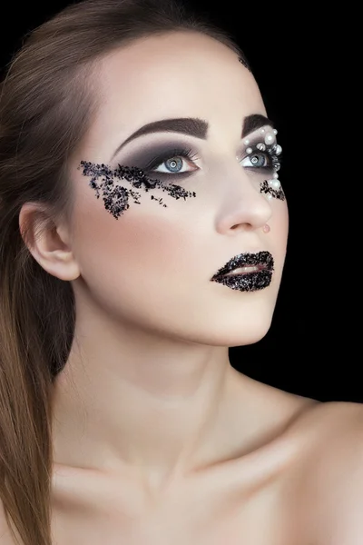 Maquillaje creativo con perlas y fragmentos — Foto de Stock