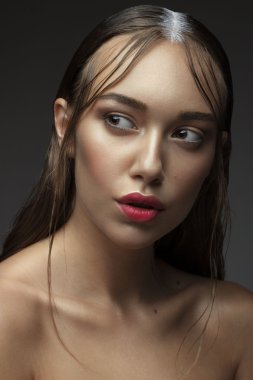 Yaratıcı doğal makyaj ile kız