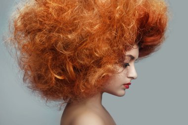 Temiz cilt ve kıvırcık saçlı genç güzel kızıl saçlı kadın portresi