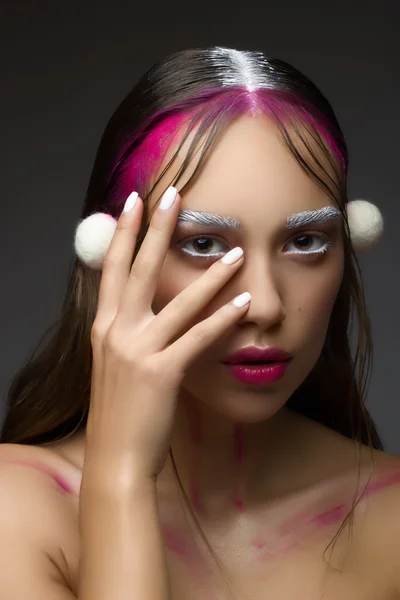 Девушка с креативным розовым макияжем — стоковое фото