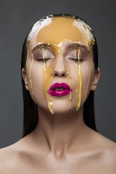 Жінка з медом на обличчі — стокове фото