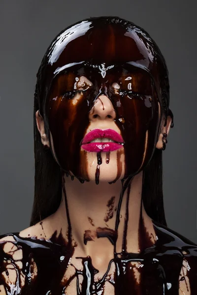 Çikolata yüzünden akan ile güzel genç esmer kadın