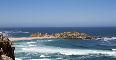 Plettenberg Körfezi 'ndeki sahil ve kıyı şeridi Güney Afrika